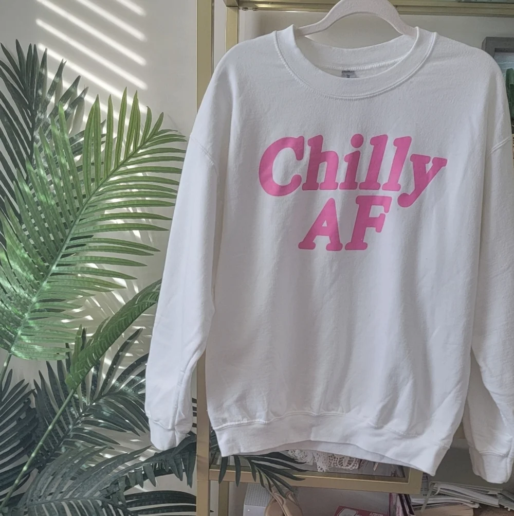 ❄️ Pink Lily Boutique White 'Chilly AF' Sweatshirt in Women's Size Large ❄️ - Picture 2 of 5